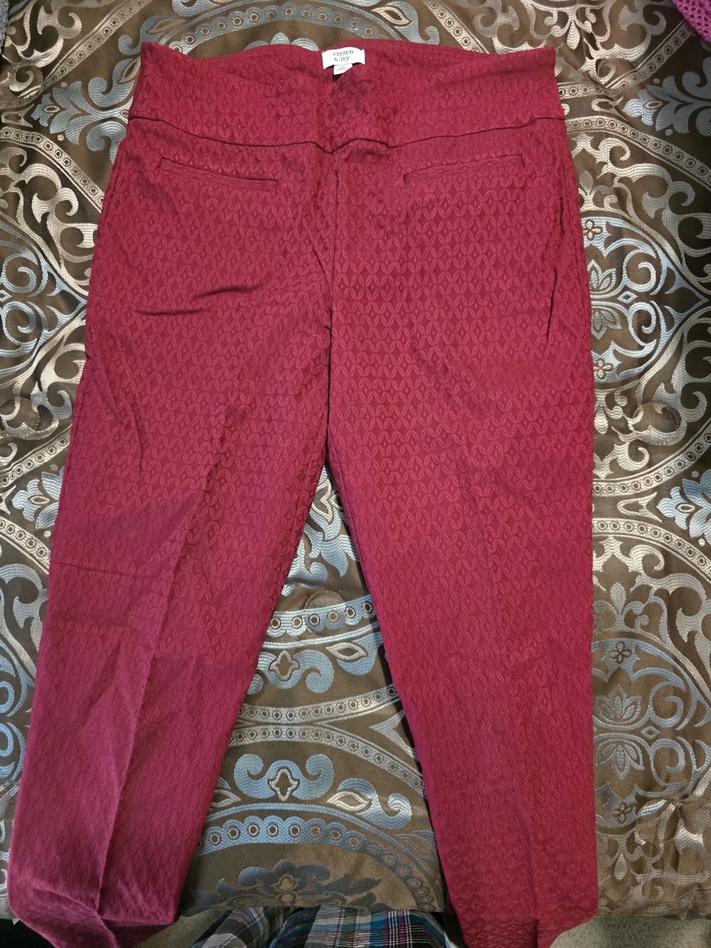 crown & ivy Textured Cropped Pants in Wine Red
